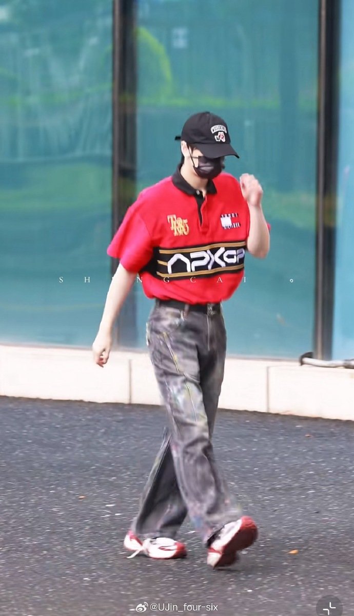严浩翔红色POLO衫牛仔裤look 严浩翔王牌对王牌上班路透 严浩翔王牌对王牌上