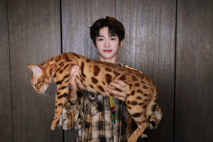 梓渝举大鱼 梓渝抱豹猫 梓渝举大鱼，梓渝抱豹猫，一整个有被这个小梓渝可爱到了，一