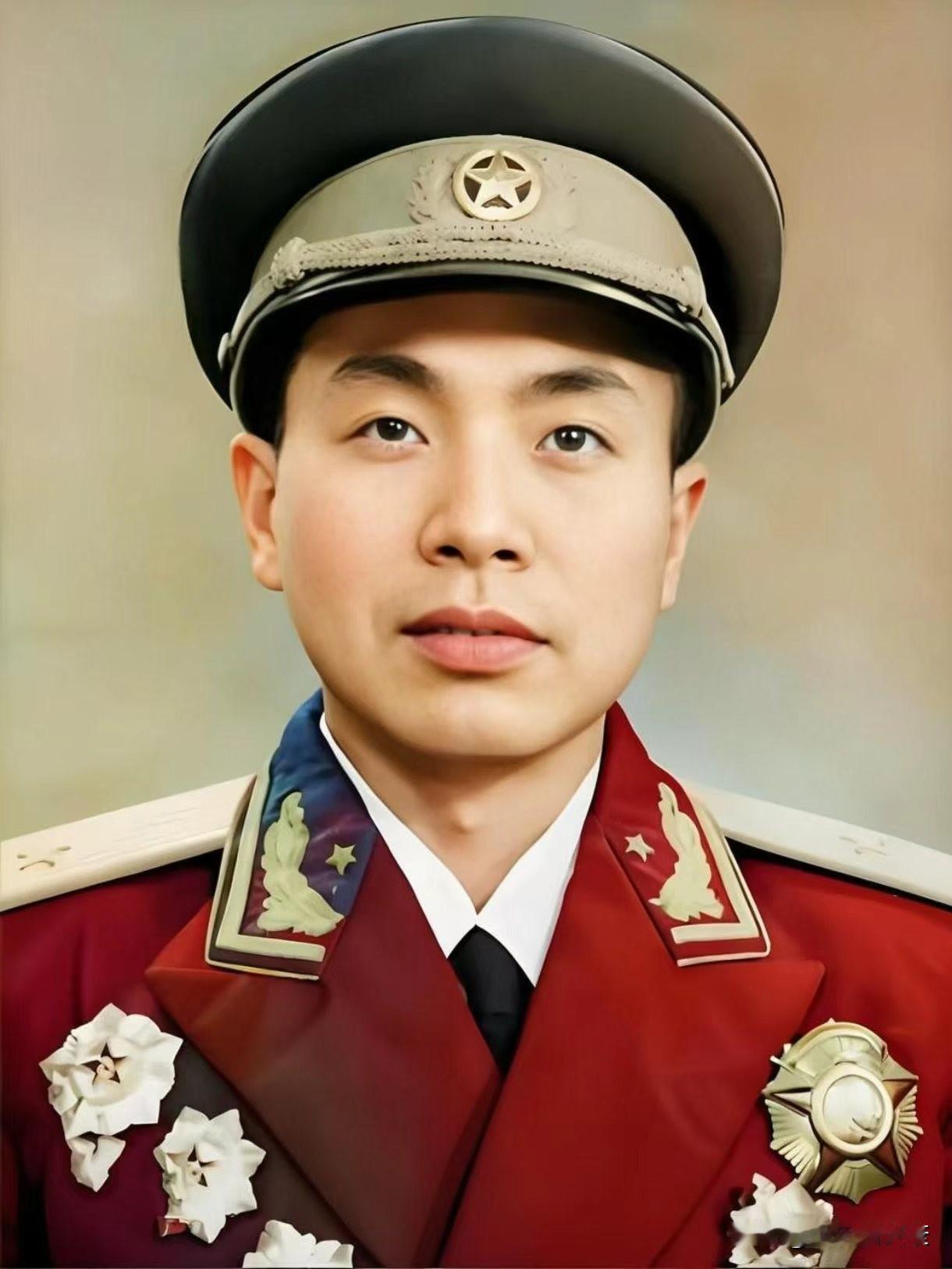 一个管了半辈子军费的开国少将，晚年却在重庆街头翻垃圾桶。路人以为他是孤寡老人，没