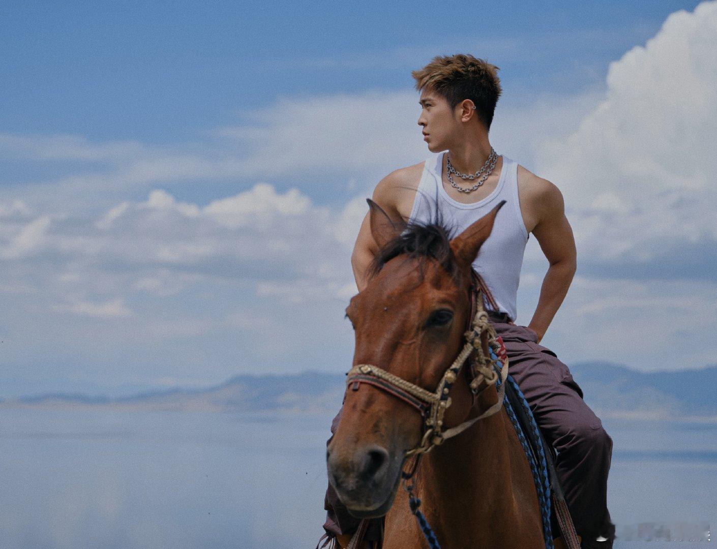 #马伯骞骑马好野#也没人说马伯骞骑马这么帅呀，连身上的肌肉线条都变得那么野性，妥