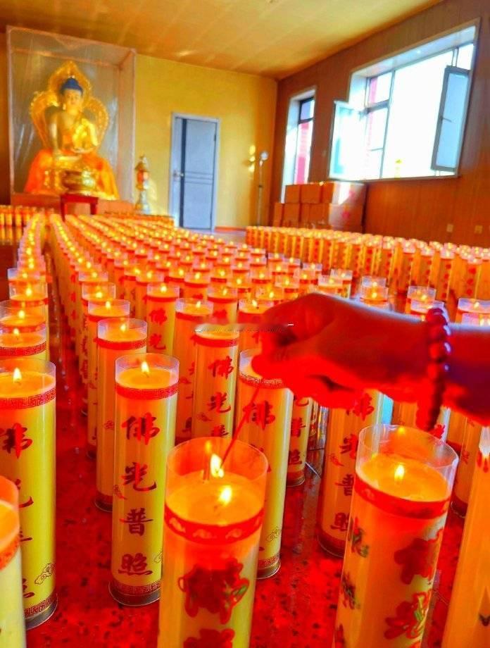供灯祈福，愿佛光普照，处处可见祥瑞之气。祈愿诸位有缘人蒙佛加持，罪障消灭，福慧增