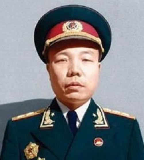 1949年，萧华被任命为广西省委书记，就在他准备上任时，毛主席却给华中局发报：“