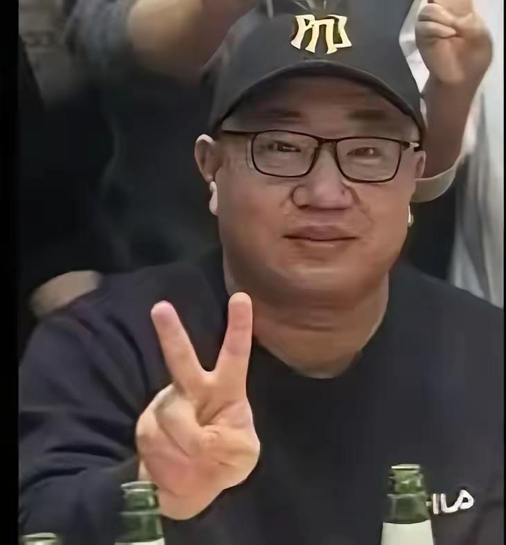 好医生让人心疼，白大褂也挡不住死神，头一天还在工作，第二天就天各一方。
    