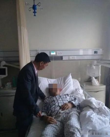 差点损失几十万！北京海淀，92岁的老人摔了一跤后，彻底失去自理能力，女儿雇了一名