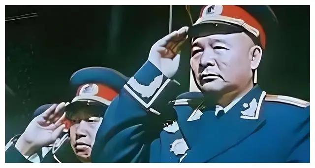 毛主席视察工作，专车路过徐海东家，突然下令：立刻关掉发动机。1960年的冬季，主