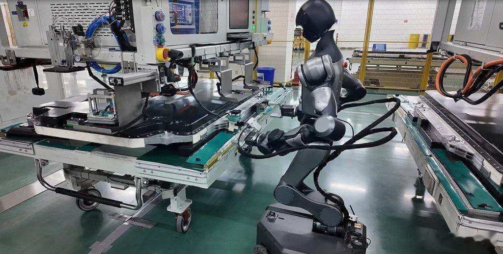 宁德时代居然已经在生产线部署人形机器人了，未来比我们想象中来得更快 