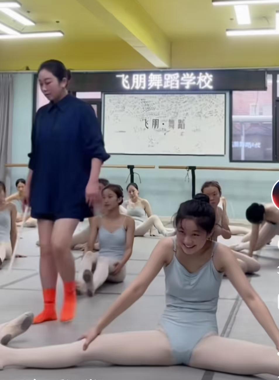 这么多女孩子受苦，看看就不忍心！
女孩子学舞蹈真的太苦了，平时动不动就是1字马压