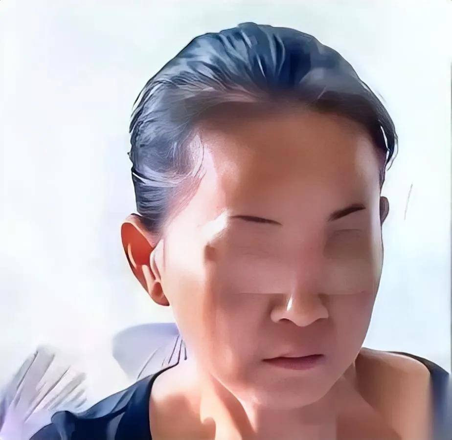 养了20年的儿子

不是亲生的。

他没闹，反而忍了7年给妻子挖了个坑。

湖南