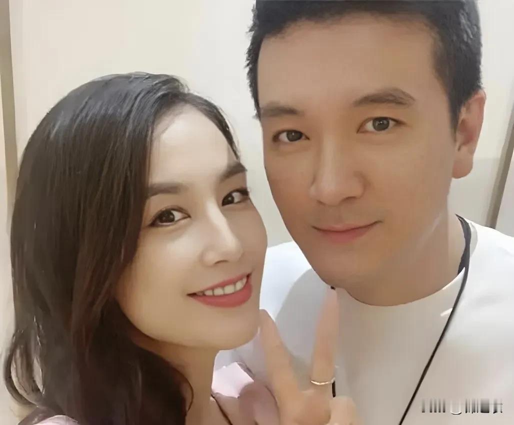 杨子和黄圣依这一对夫妻，也是我们见过的唯一的一对在综艺中离婚知名度高的，然后全网