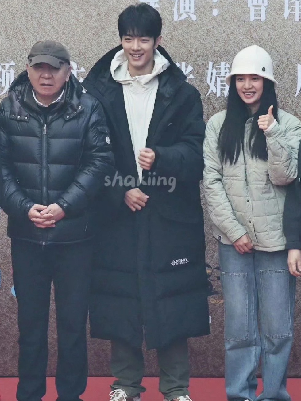 偶然翻到藏海传的开机仪式三个人都很松弛哈哈哈！真的很像爸爸带着哥哥妹妹去吃席 ​