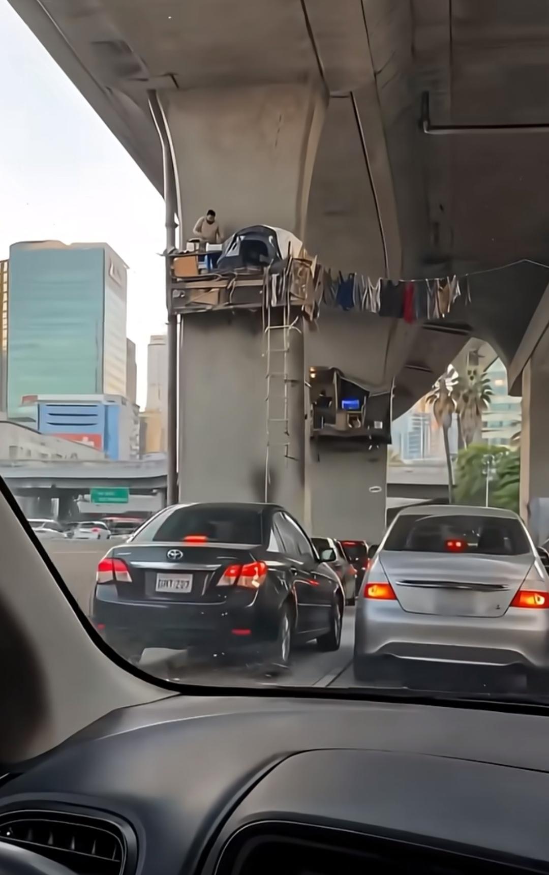 万万没想到，有人直接住在高速桥墩上面！
洛杉矶高架桥墩平台成了流浪者的空中家，自