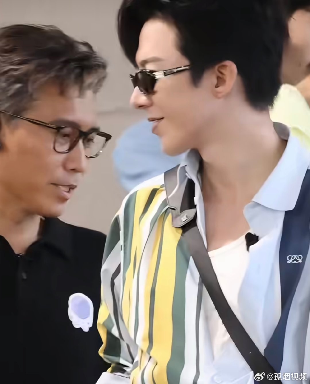刘宇宁把郭京飞笑的见牙不见眼刘宇宁给郭京飞说了什么郭京飞已经笑的看不见眼了哈哈哈