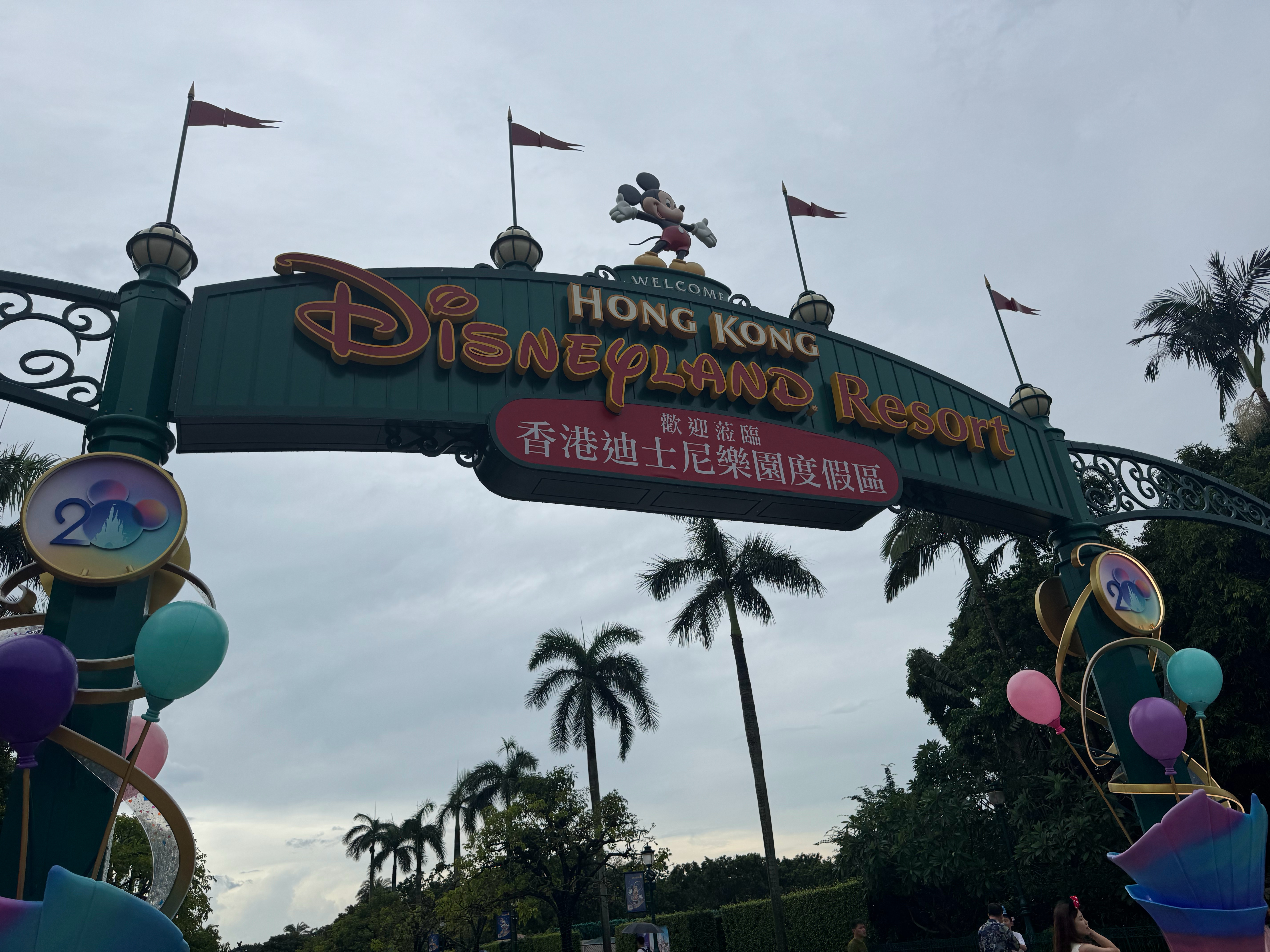 总算来了她心心念念的迪士尼了。 ​​​