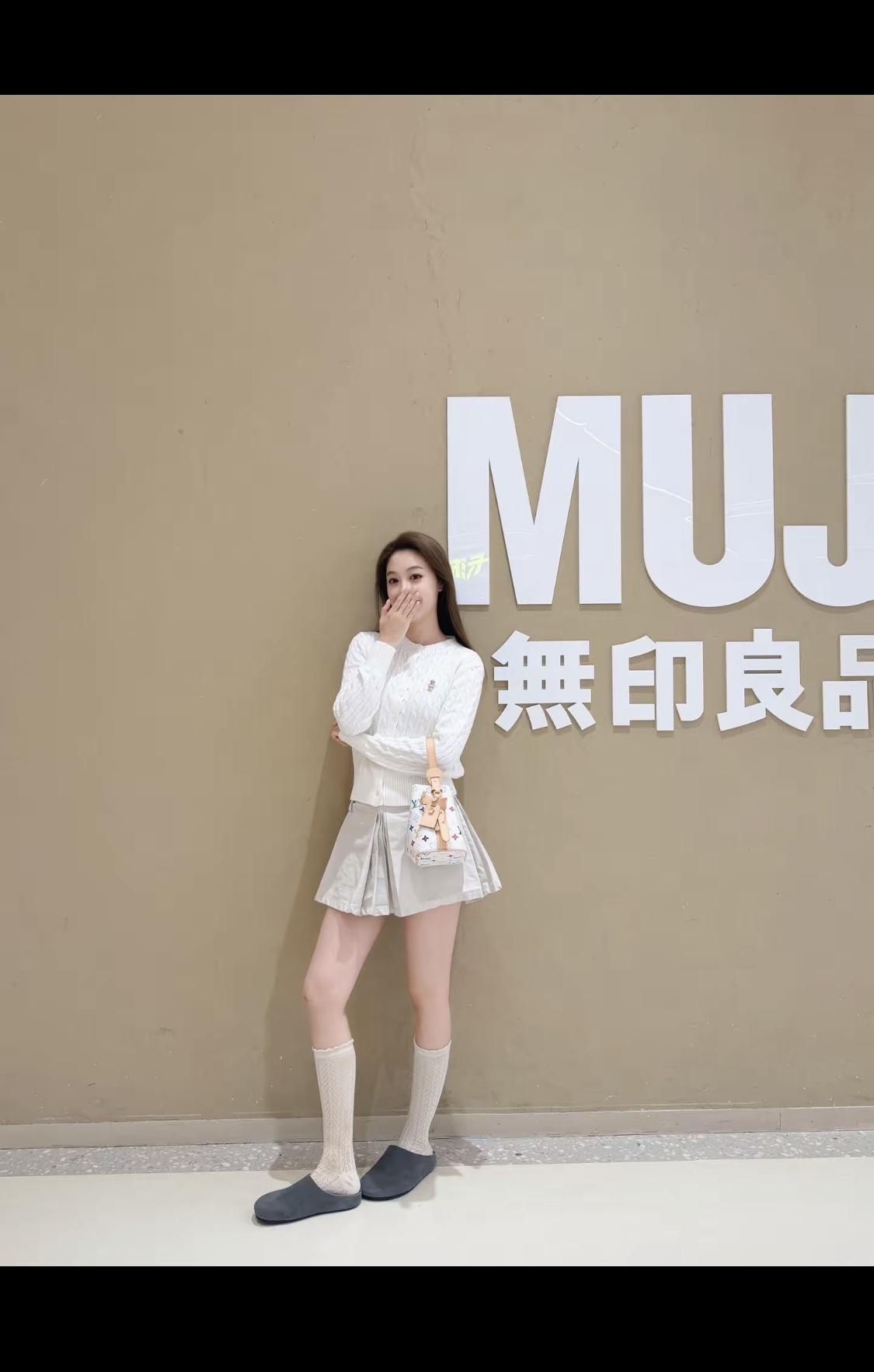 温柔毛衣搭配甜美短裙，元气满满的一天！🌞👗👠