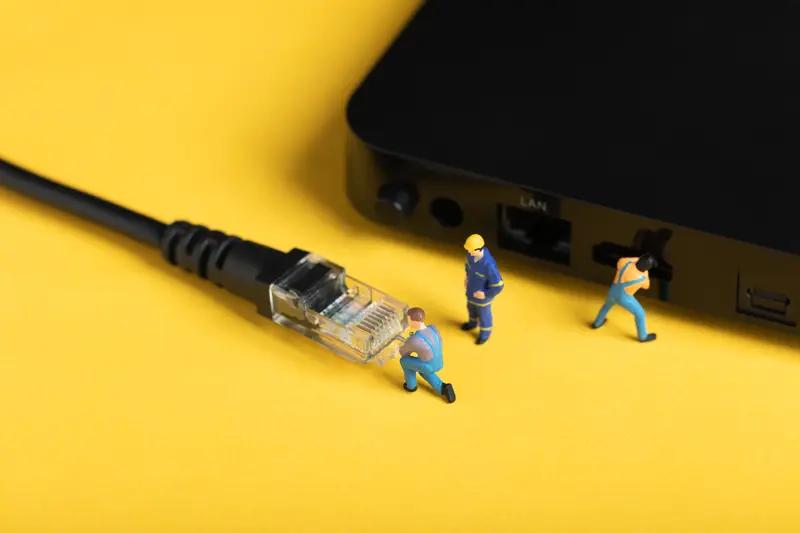 央视曝光的免费装宽带骗局太坑人了！临近年底，骗子花招不断。不少老人被“免费装宽带