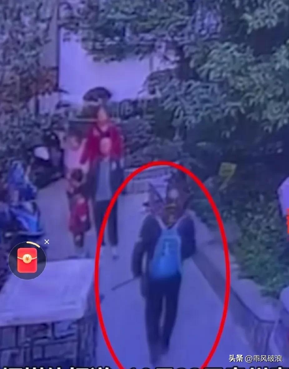 在监控画面里，一只柯基小犬跳到了女孩的背上，把女孩吓得嚎啕大哭。女孩的父亲抄起一