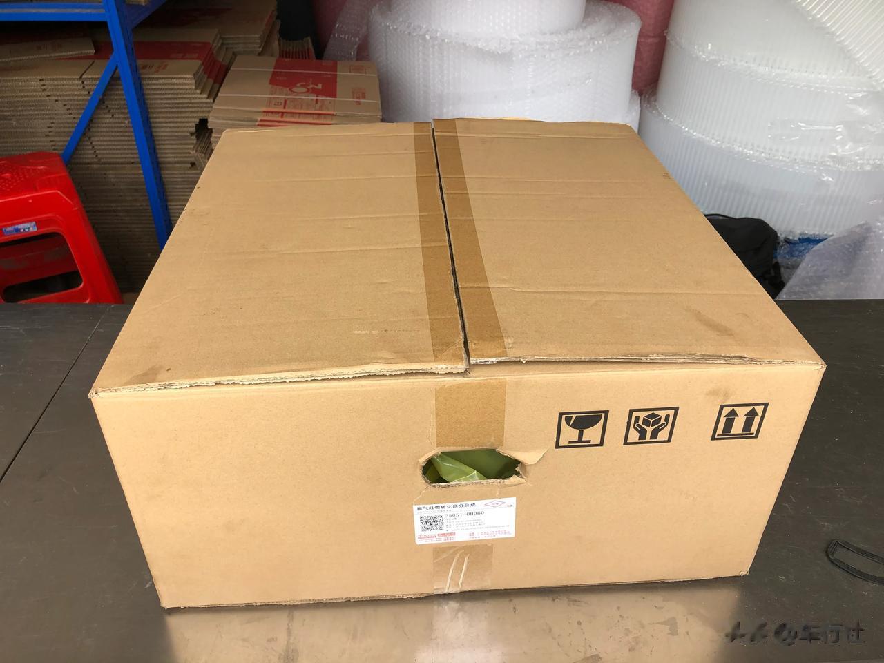 给客户订回来的三元催化器，老凯美瑞
三元是发动机周边附件里，最贵的一个了
丰田4