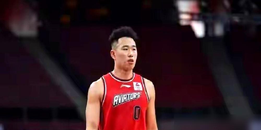 胡明轩，右脚肿到穿拖鞋，对韩13中0。郭士强大手一挥，直接把他摁出12人名单。就