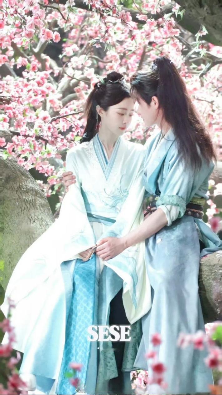 #电视剧与晋长安[超话]#  宋轶丞磊与晋长安路透图，这是在为后面的桃花树下的接