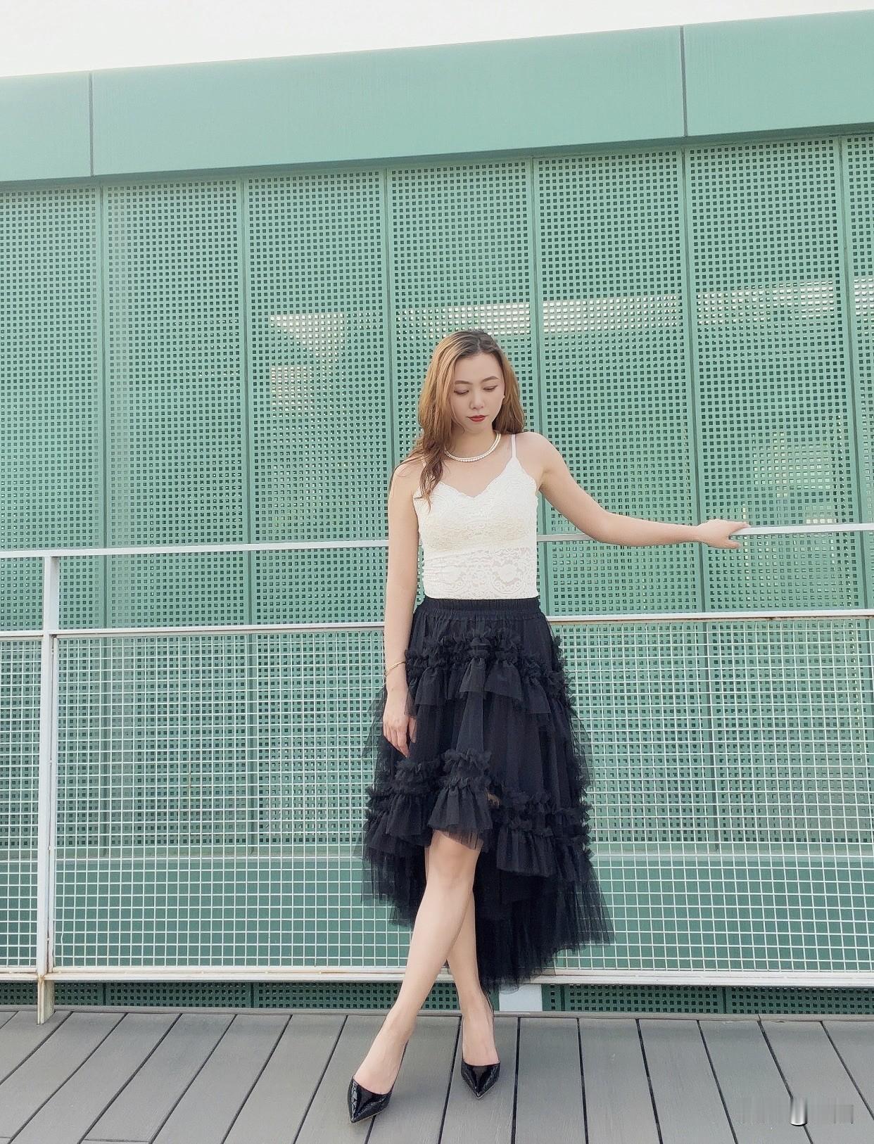 怎么穿搭会让人比较显温柔优雅黑裙，复古风韵，尽显女性魅力