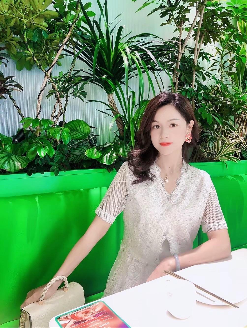 如果让你讲一遍你的经历，你能不能不哭把它讲完？白色连衣裙高端大气上档次 轻优雅风