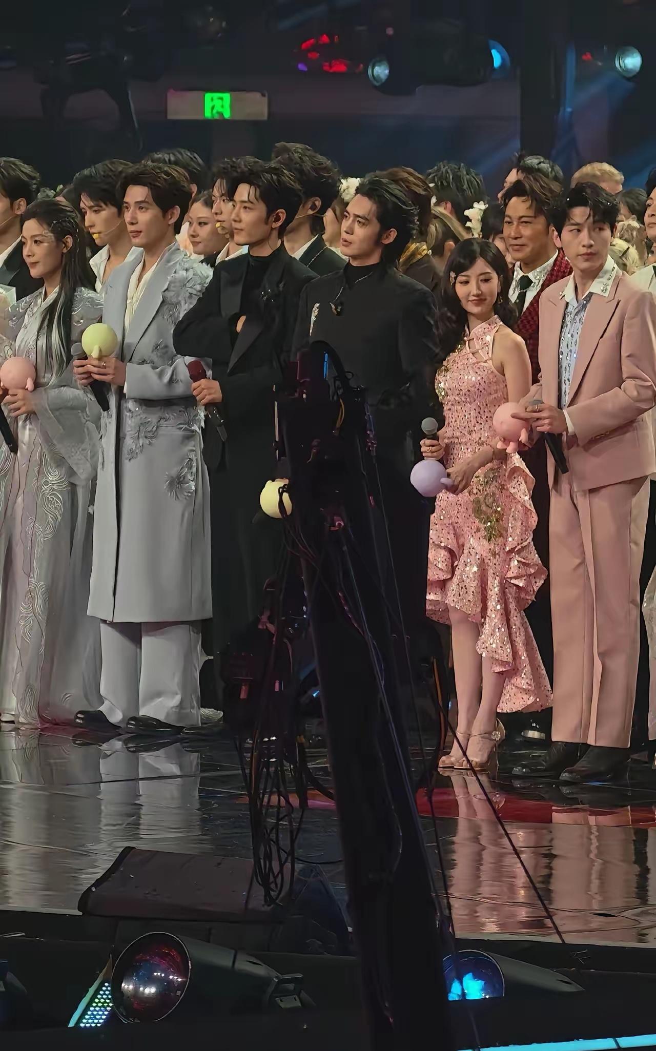 1.63米真的算小个子吗？毛晓彤的经历或许能给出答案。毛晓彤官方身高1.63米，