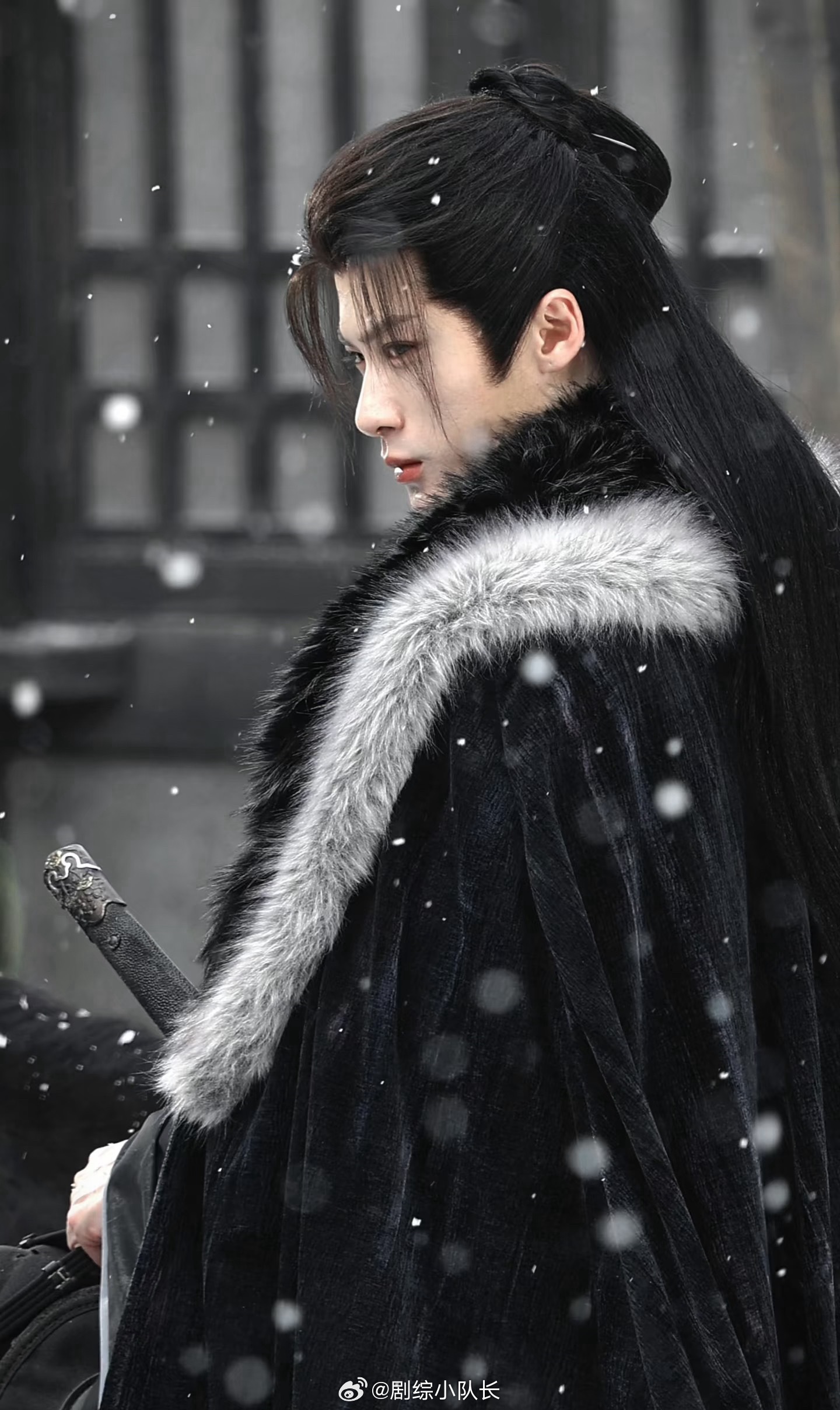 檀健次为了谢却山瘦成啥了檀健次清瘦骨感瘦到骨相凌厉，仪态却稳如古画中人。檀健次不