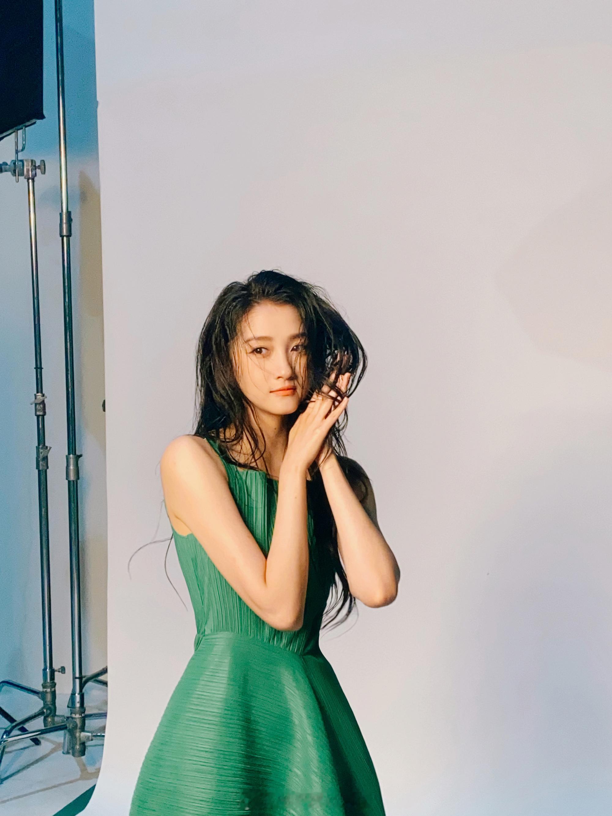 关晓彤绿裙湿发清爽沁人 ​​​