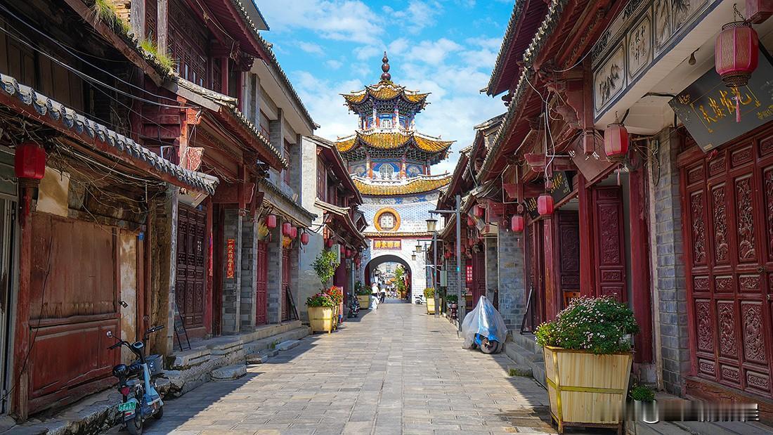 大理祥云县的祥城钟鼓楼，有点像缩小版的大理古城钟鼓楼，很有大理特色，祥云县这里很