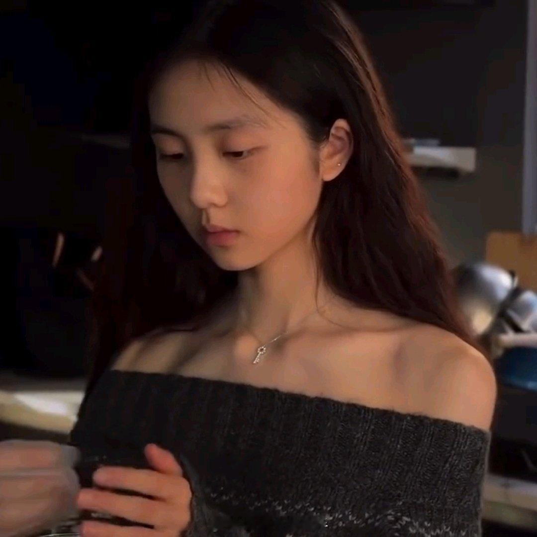 黄多多晒vlog迎接2026黄多多露肩 好清冷的气质 