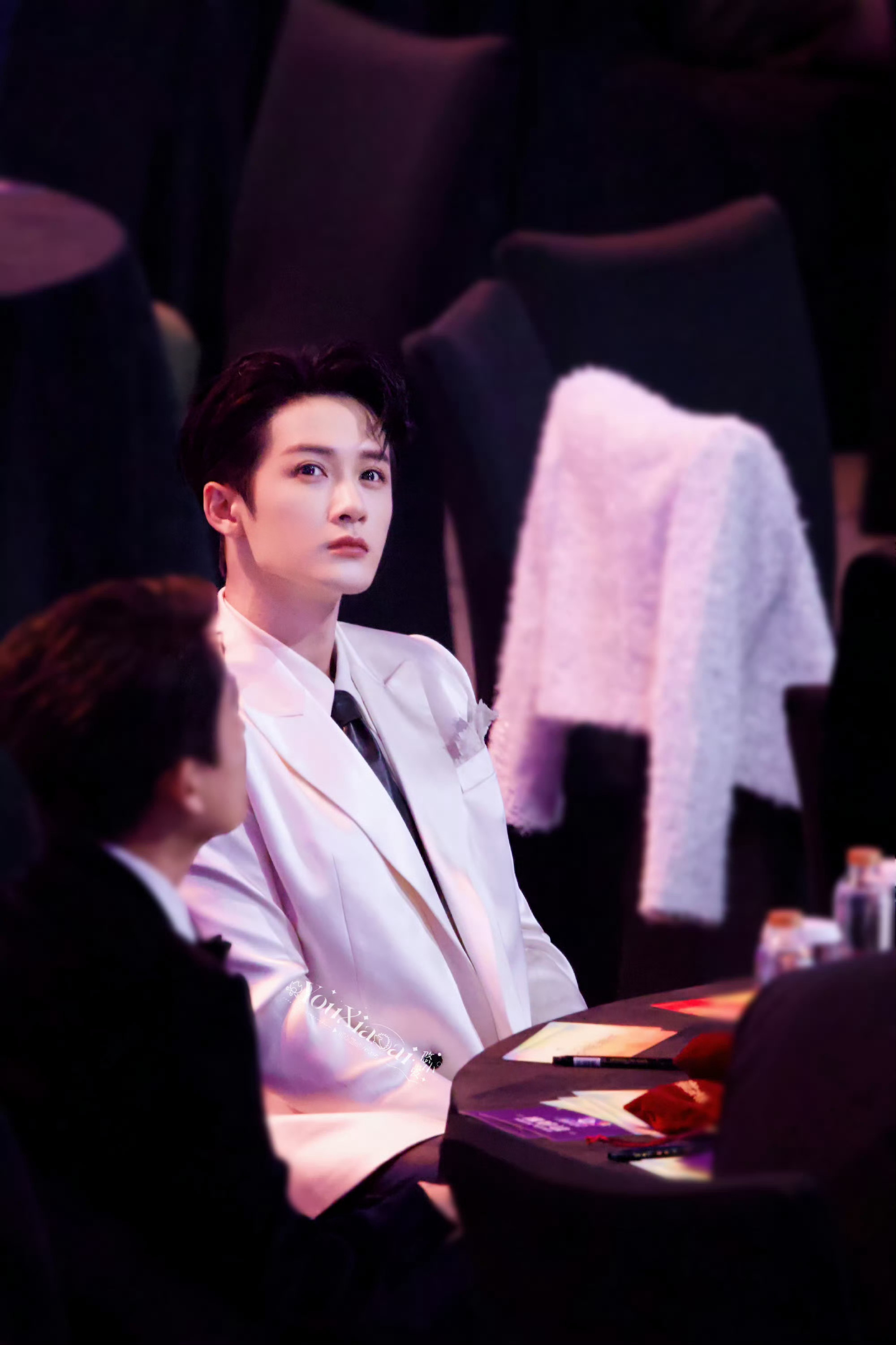 我不敢想象檀健次坐在台下每次一抬头映入眼帘的不是金灿灿的黄海而是其他各种各样的颜