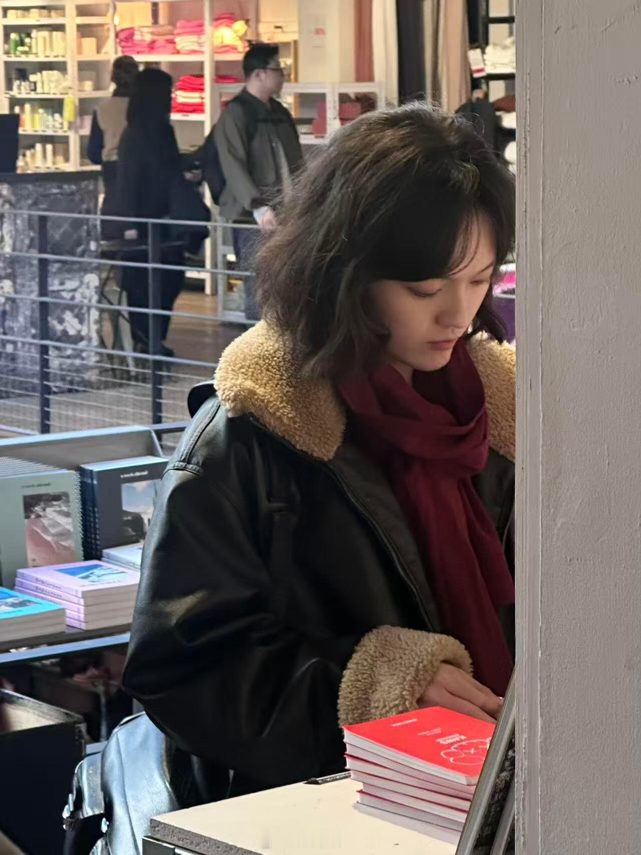 巴黎书店偶遇文淇看书 网友在巴黎书店偶遇文淇看书，还对视上了！好chill的陈文