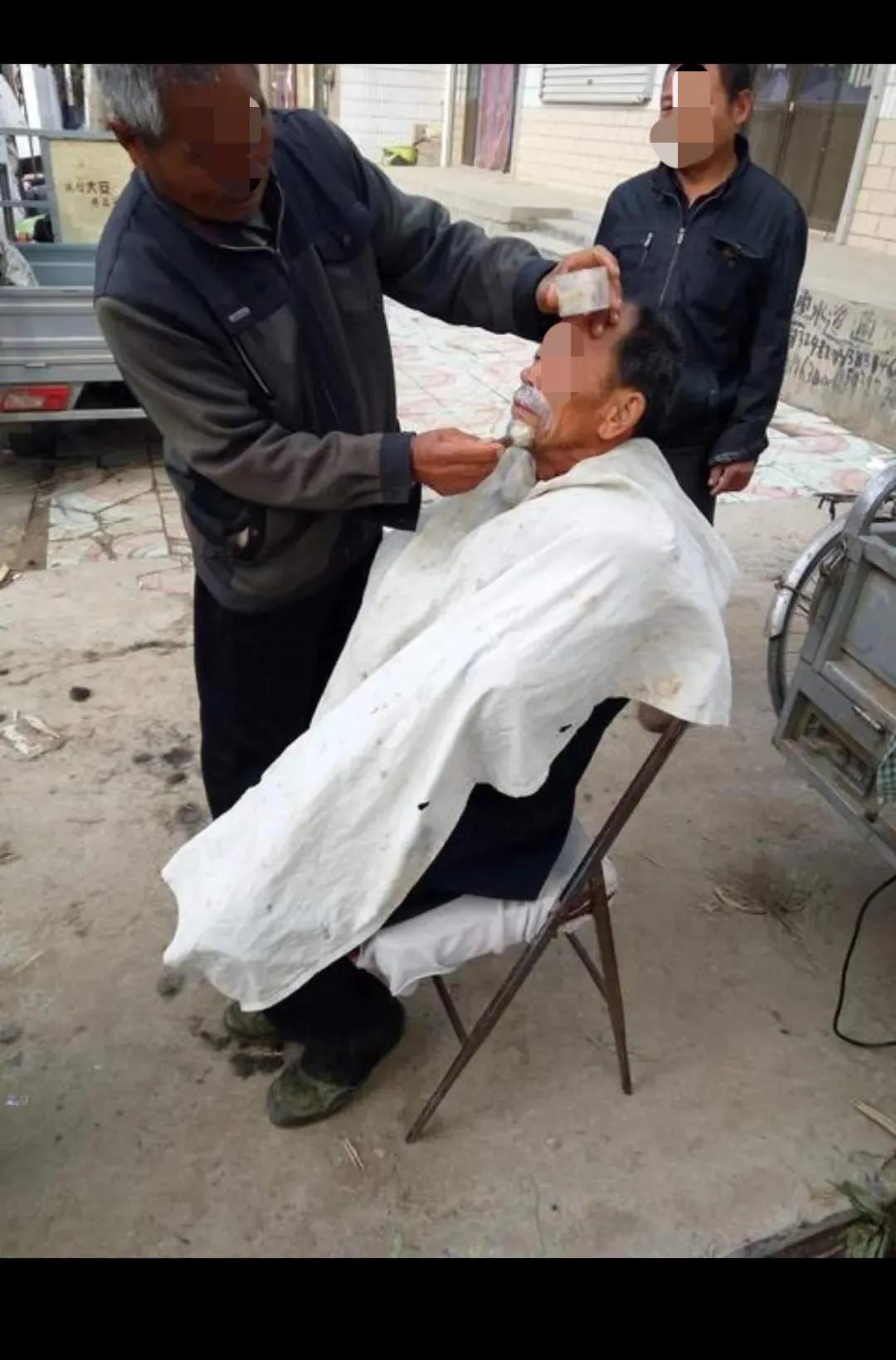 昨天，我去理发店理完发后，扫码支付了30元准备离开。

突然，老板叫住了我：“等