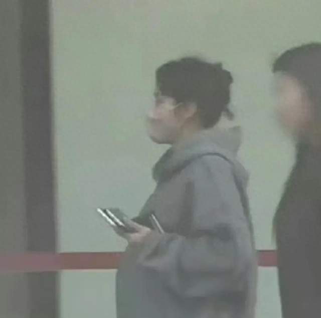张佳宁挺孕肚去银行，孩子爹是谁？圈外寸头男最有可能？