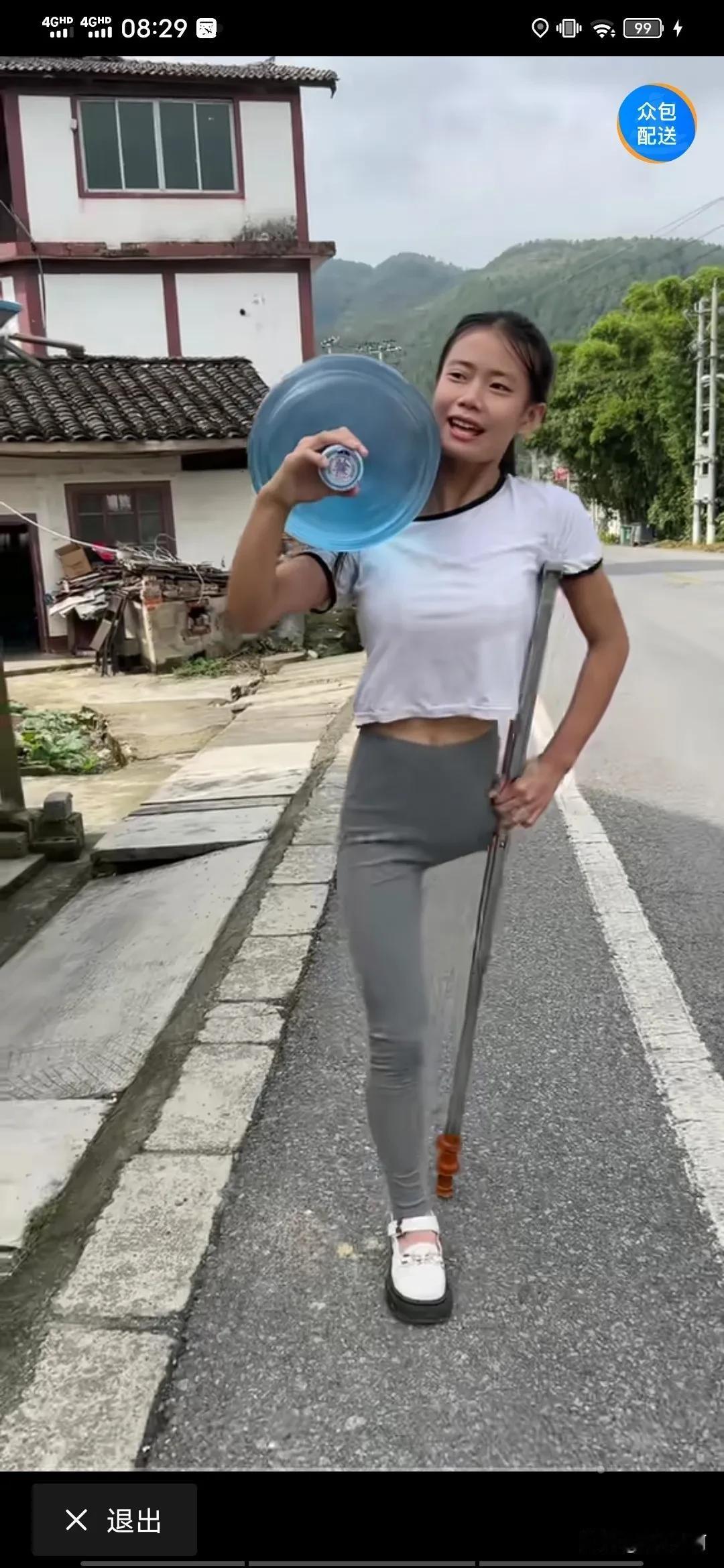 画面看后真感动
双眼模糊泪水流
身残女孩挑重担
笑对人生情满怀
人活在世就要干