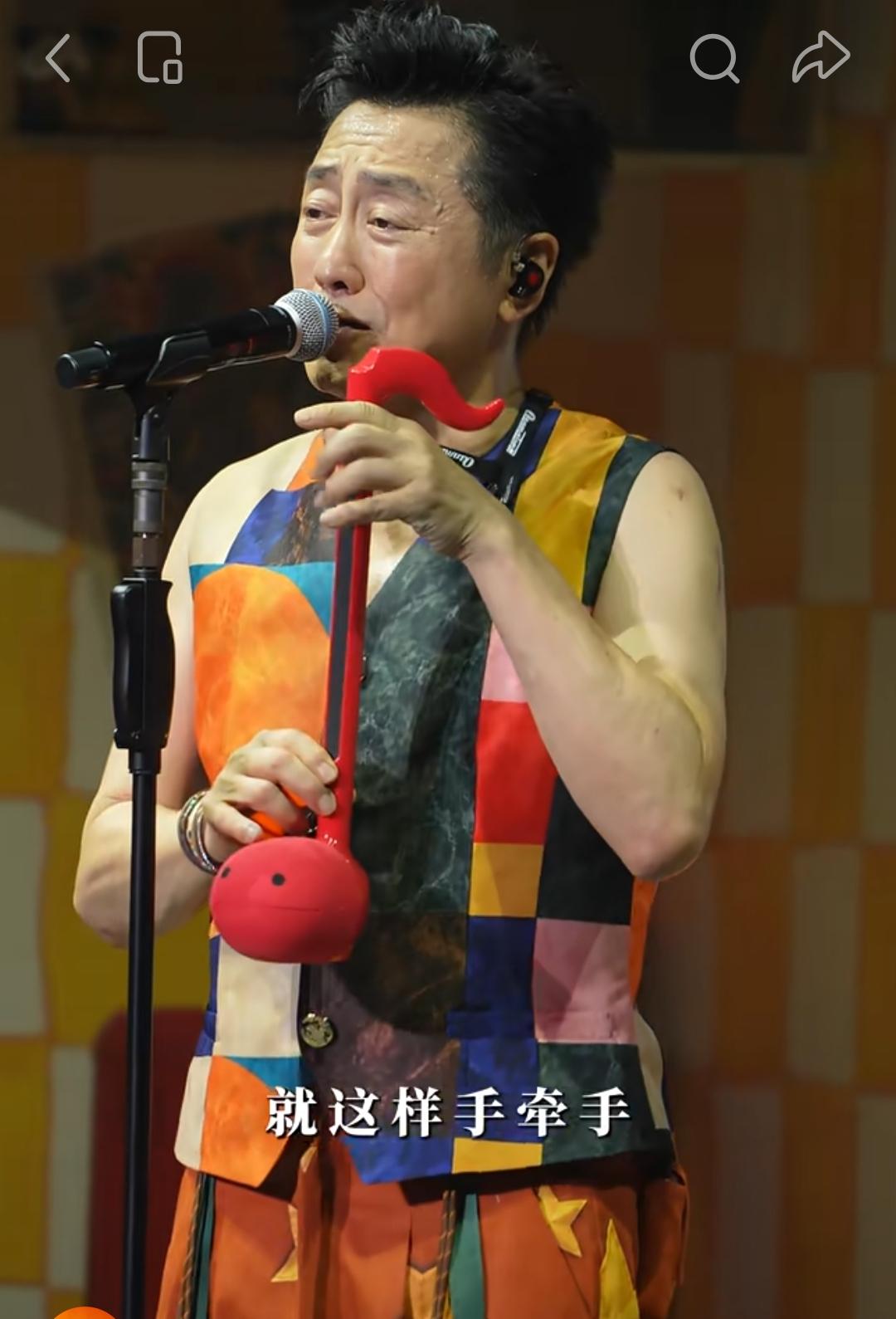 前几年还帅的好好的，怎么才短短几年就变成老头子模样了呢！
看看人家前妻，还是个如
