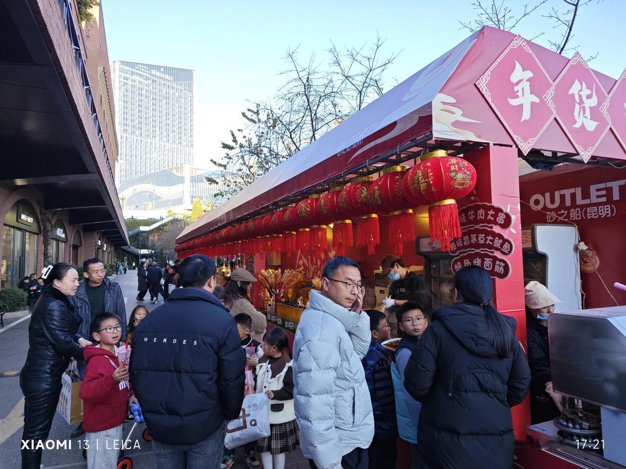 扫年货了！
星期六星期天，昆明安宁市太平新城砂之船“奥特莱斯购物广场”很热闹，昆