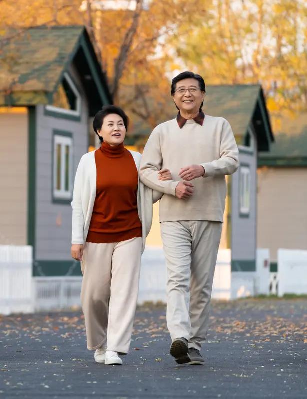 现在老年人的生活，要我说得这么过才对。
身体是本钱，得保持健康。别信保健品那一套
