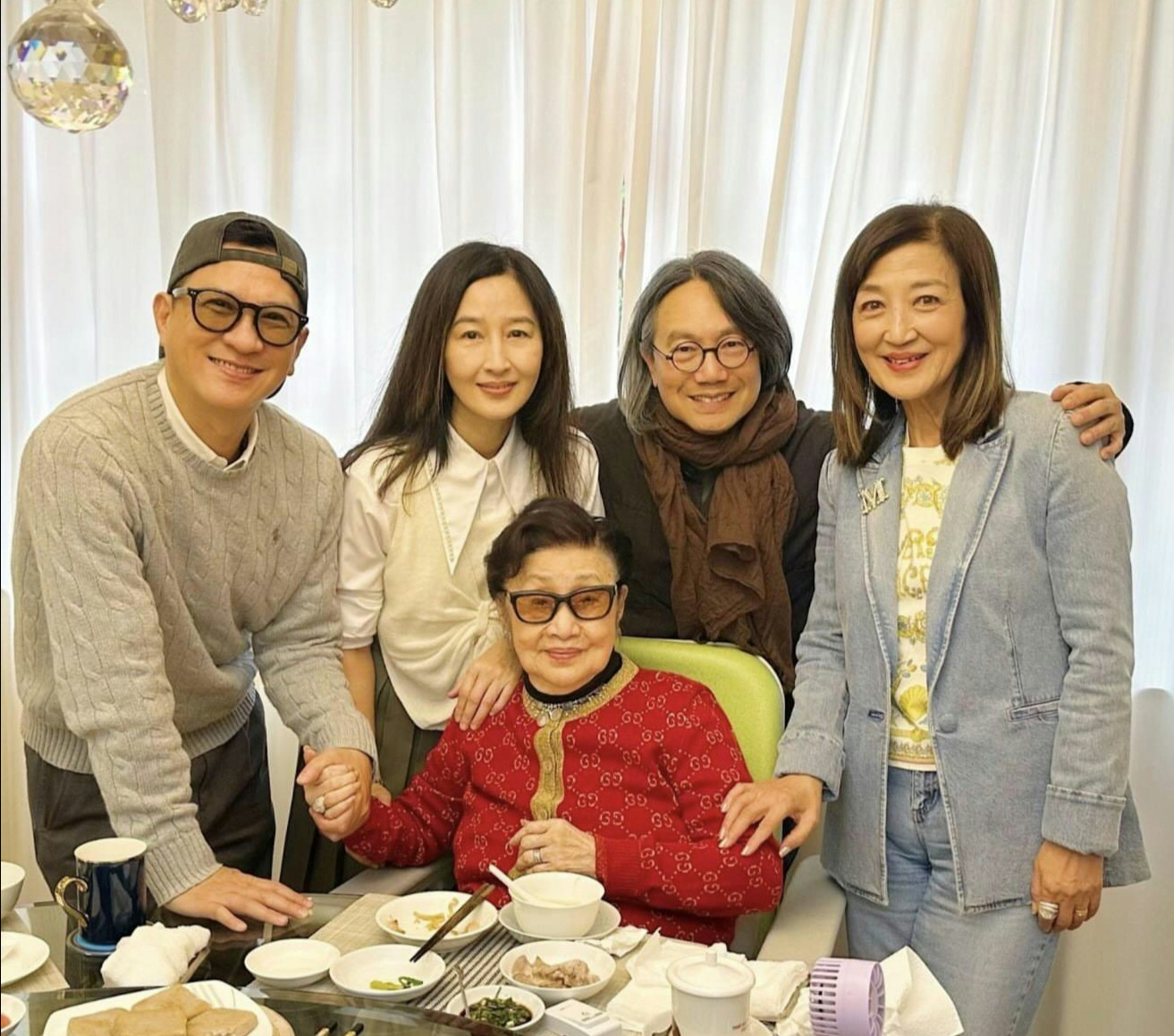 张家辉关咏荷夫妇，到白雪仙家拜年，状态都好好。 