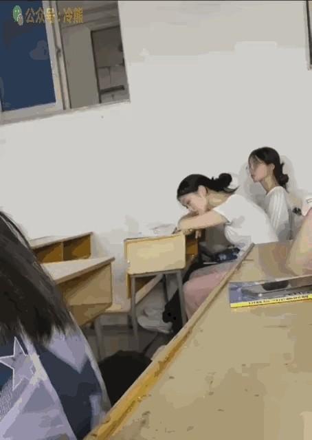 课堂里，女子眼皮打架，实在没忍住，趴在桌子上睡着了。就在这时，表情亮了，这是要随