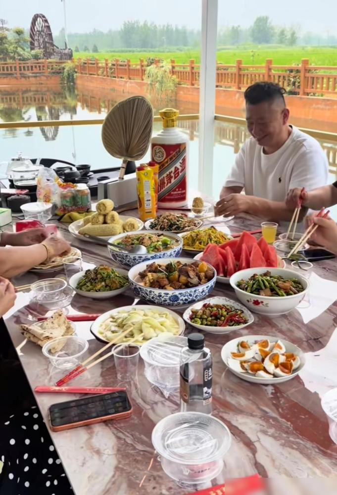 现在的乡镇教师和以前真不一样了，以前是花钱找关系进城，现在年终考核后几名必须进城