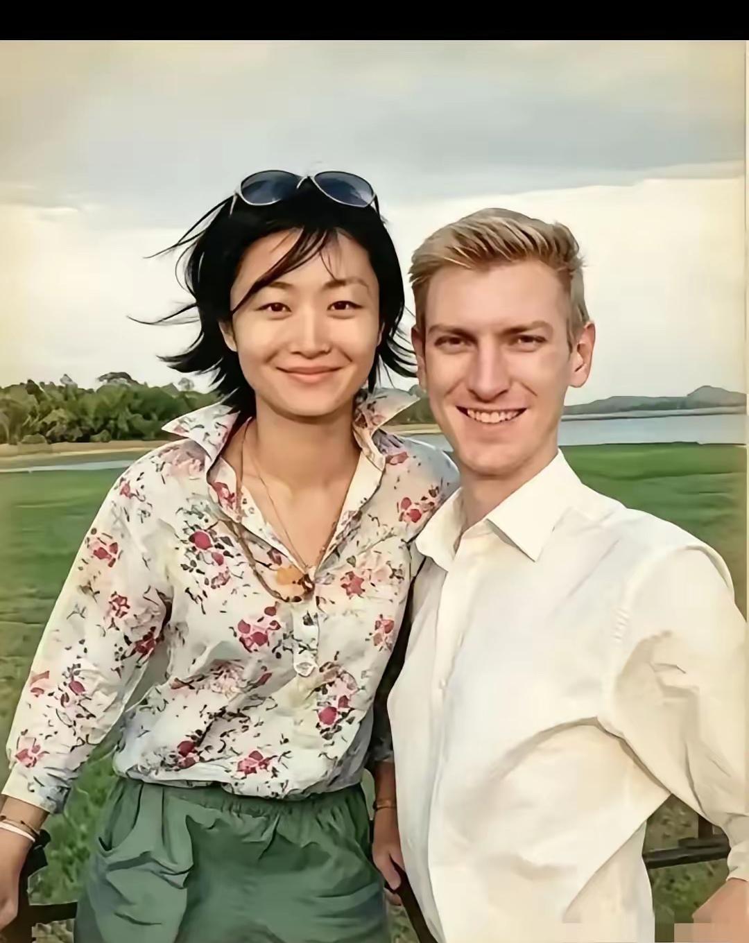 敬一丹的女儿王尔晴，以后估计不会要小孩了！原因很简单，因为她和她的洋老公已经结婚