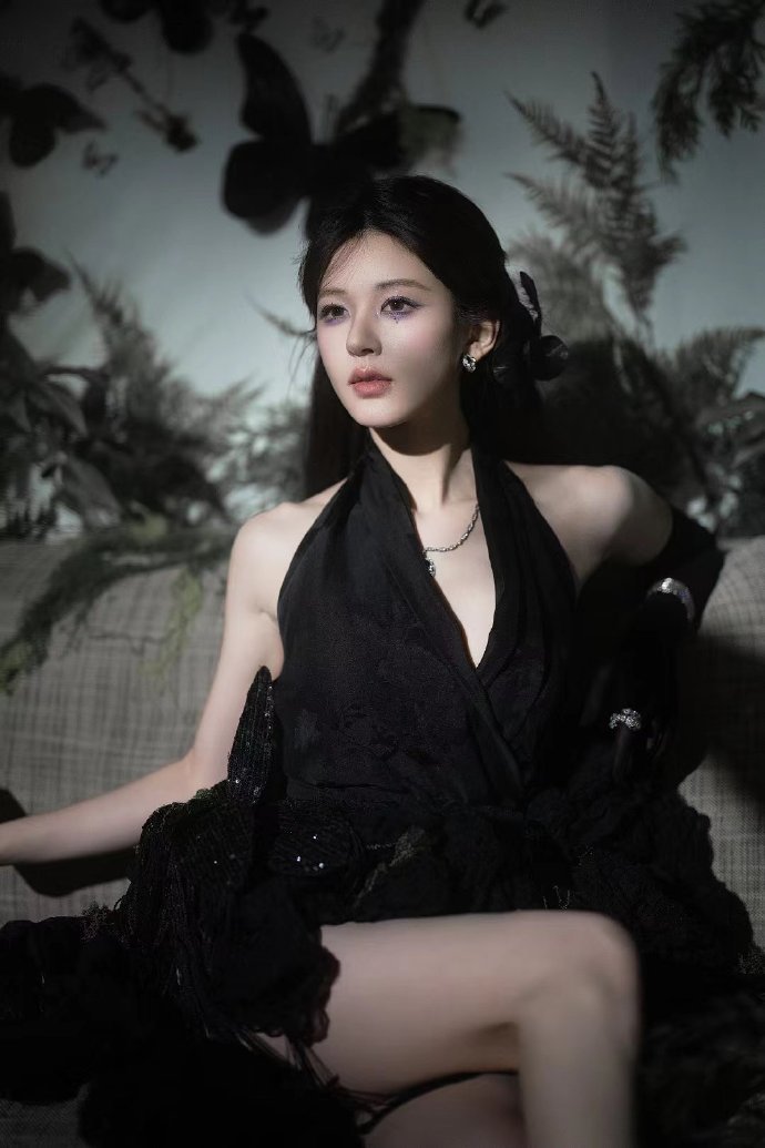 #赵露思蝴蝶隐喻#赵露思与蝴蝶的适配度极高，她如蝶般轻盈纯洁，又有着破茧新生的勇