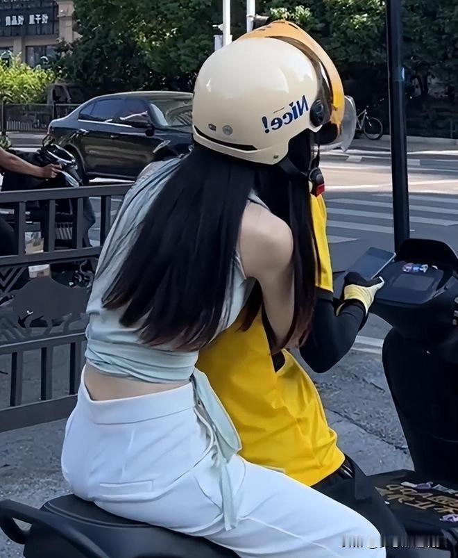女孩长相不差，实在想不明白她为何如此委屈自己。真搞不懂，这样的男人怎么会有女朋友