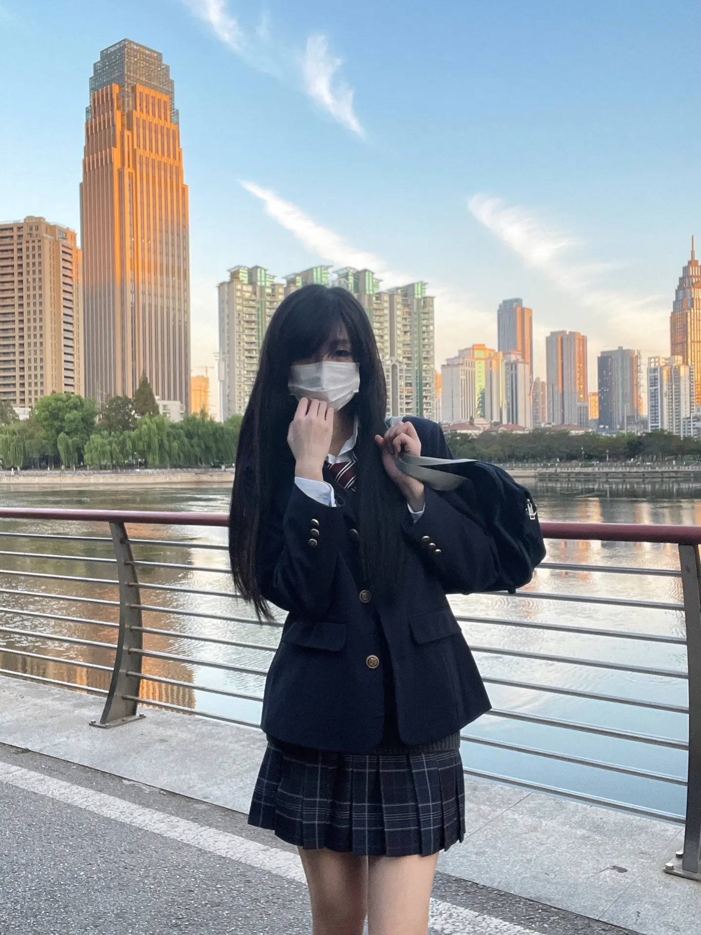 我反复咀嚼他带给我的伤害 我发誓一定要成为像他一样无情的人