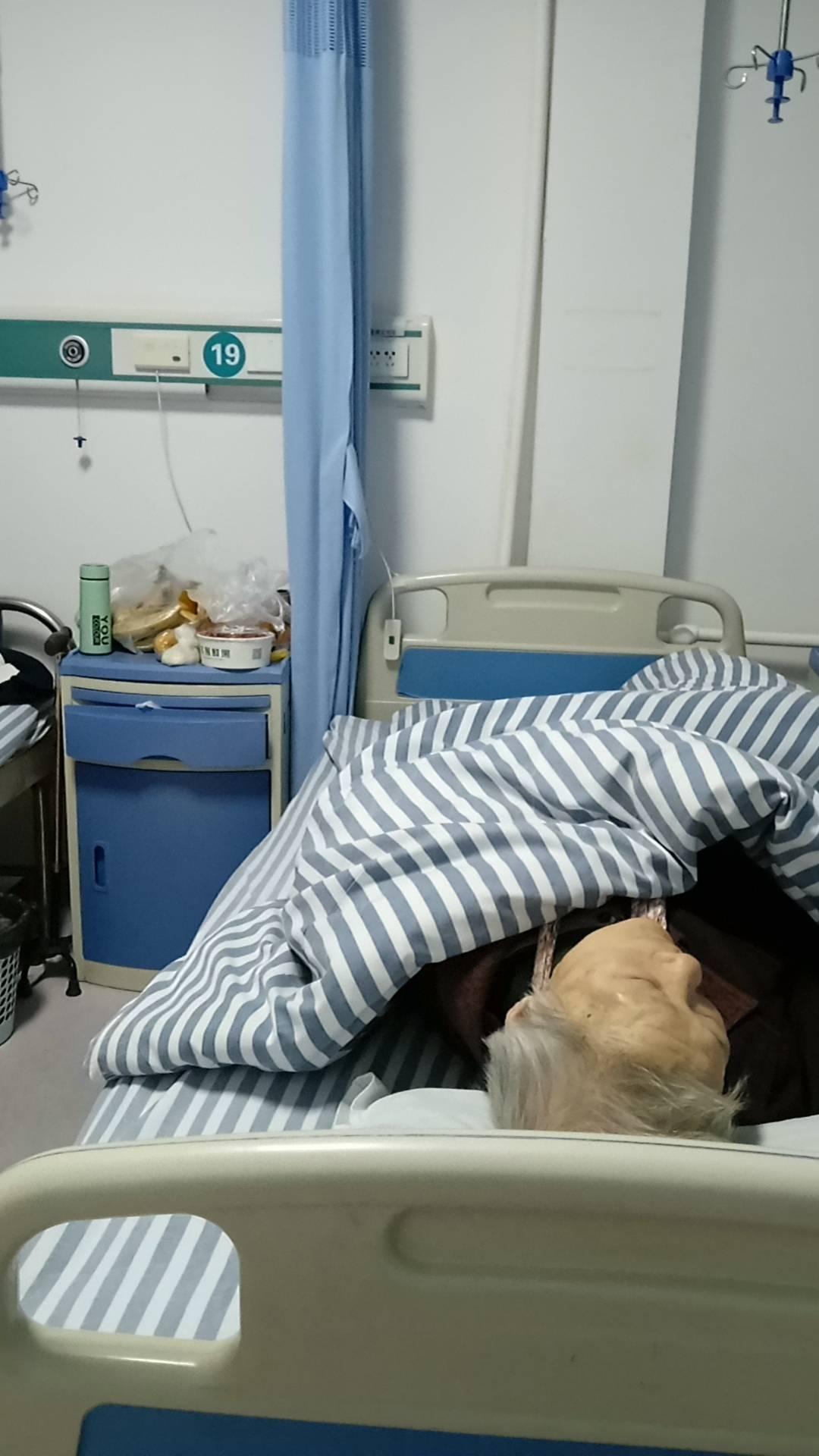 在照顾老人、治疗恢复等方面，有几点与各位分享：
1，有一次老人住院，主要是治疗胃