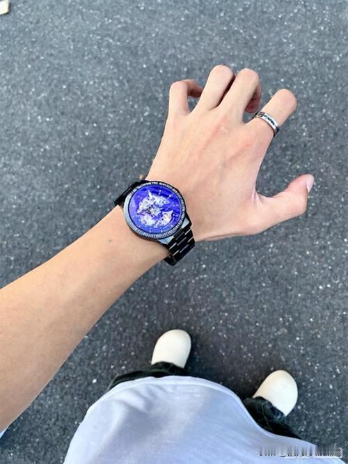 近日，奶茶品牌“一点点”资助的男孩被曝佩戴价值千元手表引发争议，以及受助男孩获赠