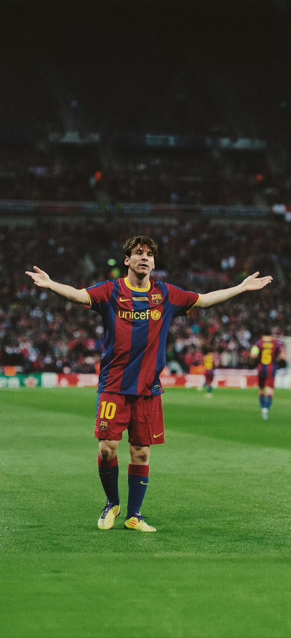 球王梅西在与迈阿密国际队球员一同前往白宫之后，正在饱受战争摧残的波斯儿童开始毁坏