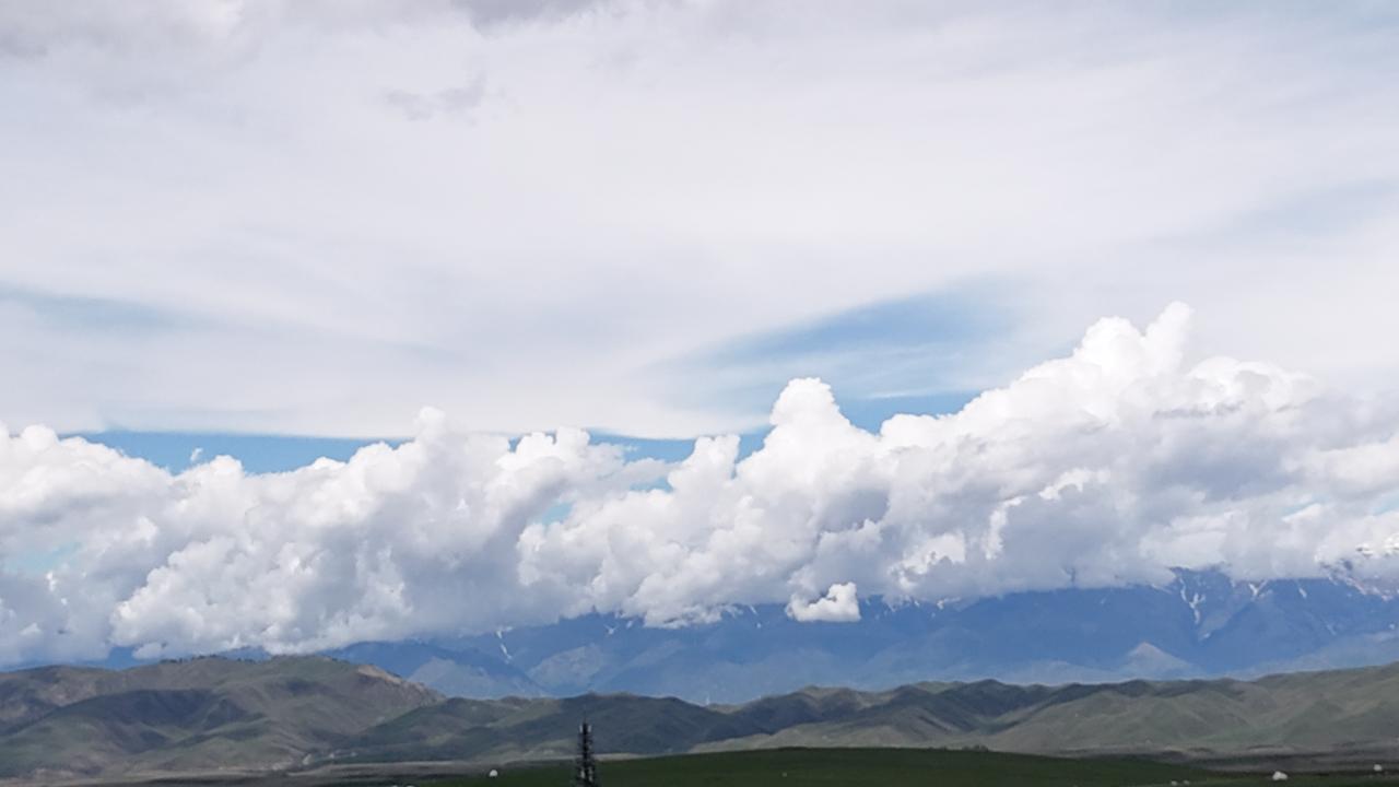 云海翻滚，雪山巍峨，大自然的壮丽画卷。
