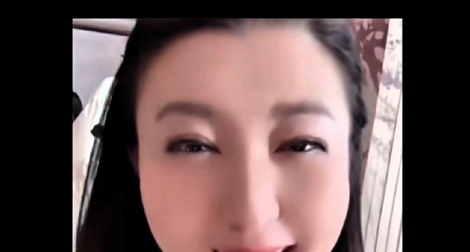 你以为的闫学晶，或许还停留在春晚舞台。
但现实是，62岁，早该退休的年纪，她比流